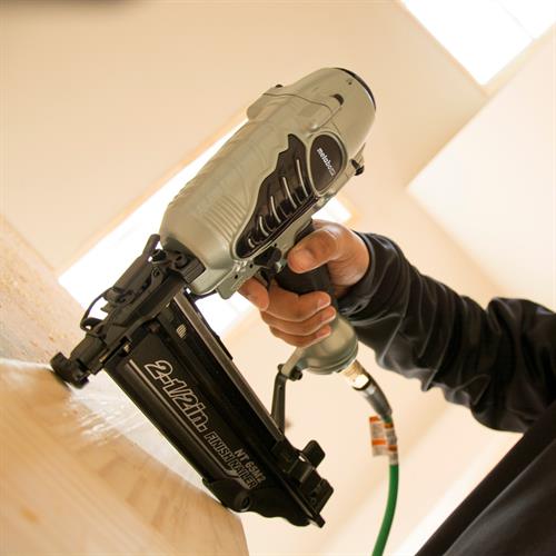 CLAVADORA DE ACABADO METABO CON BOQUILLA DE SOPLADO 2-1/2¨ 16GA CLAVADORA DE ACABADO METABO CON BOQUILLA DE SOPLADO 2-1/2¨ 16GA